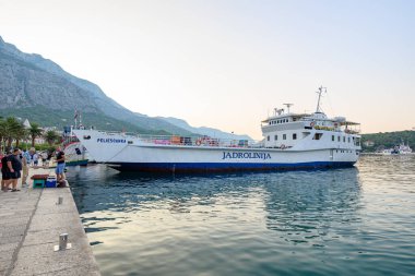 Makarska limanı, Hırvatistan 'ın Adriyatik kıyı şeridinde 22 Ağustos 2024' te popüler turizm tatil beldesi
