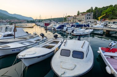 Makarska limanı, Hırvatistan 'ın Adriyatik kıyı şeridinde 22 Ağustos 2024' te popüler turizm tatil beldesi