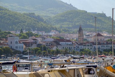 Makarska limanı, 21 Ağustos 2024 'te Adriyatik kıyı şeridinde popüler turizm tatil beldesi