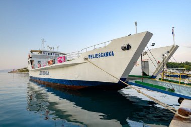 Makarska limanı, Hırvatistan 'ın Adriyatik kıyı şeridinde 22 Ağustos 2024' te popüler turizm tatil beldesi