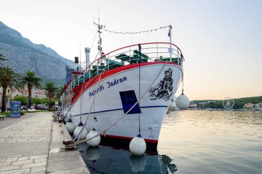 Makarska limanı, Hırvatistan 'ın Adriyatik kıyı şeridinde 22 Ağustos 2024' te popüler turizm tatil beldesi