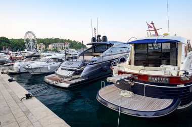 Makarska limanı, Hırvatistan 'ın Adriyatik kıyı şeridinde 22 Ağustos 2024' te popüler turizm tatil beldesi