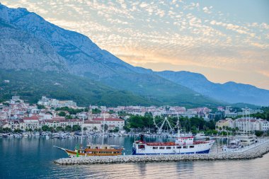 Hırvatistan 'ın Adriyatik kıyı şeridinde 25 Ağustos 2024' te Makarska limanı üzerinde gün doğumu, popüler turistik sahil beldesi