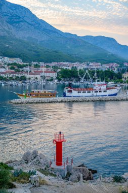 Hırvatistan 'ın Adriyatik kıyı şeridinde 25 Ağustos 2024' te Makarska limanı üzerinde gün doğumu, popüler turistik sahil beldesi