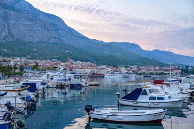 Hırvatistan 'ın Adriyatik kıyı şeridinde 25 Ağustos 2024' te Makarska limanı üzerinde gün doğumu, popüler turistik sahil beldesi
