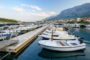 Makarska limanı, Hırvatistan 'ın Adriyatik kıyı şeridinde 22 Ağustos 2024' te popüler turizm tatil beldesi