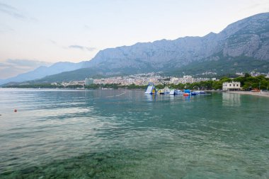 Hırvatistan 'ın Adriyatik kıyı şeridinde 22 Ağustos 2024' te Makarska kenti ve popüler turistik sahil tatil beldesi görülüyor.