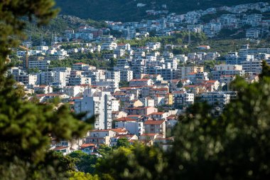 Hırvatistan 'ın Adriyatik kıyı şeridinde 21 Ağustos 2024' te Makarska kenti ve popüler turistik sahil tatil beldesi manzarası
