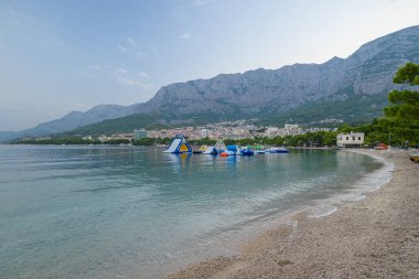 Hırvatistan 'ın Adriyatik kıyı şeridinde 22 Ağustos 2024' te Makarska kenti ve popüler turistik sahil tatil beldesi görülüyor.