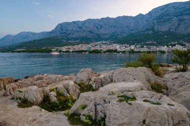 Hırvatistan 'ın Adriyatik kıyı şeridinde 22 Ağustos 2024' te Makarska kenti ve popüler turistik sahil tatil beldesi görülüyor.