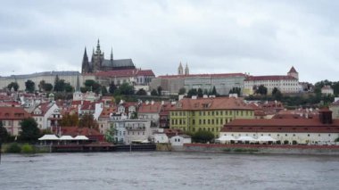 Prag Şatosu, Vltava Nehri ve Prag 'ın Mala Strana ilçesi, 14 Eylül 2024' te Çek Cumhuriyeti 'nin başkenti.