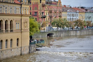 16 Eylül 2024 tarihinde Çek Cumhuriyeti 'nin Prag kentinde, Orta ve Doğu Avrupa' da şiddetli yağmur ve sellere yol açan Boris fırtınası sonrasında Vltava Nehri 'ndeki yüksek su seviyeleri