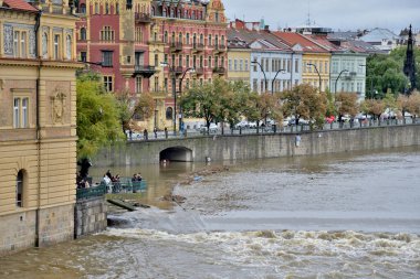 16 Eylül 2024 tarihinde Çek Cumhuriyeti 'nin Prag kentinde, Orta ve Doğu Avrupa' da şiddetli yağmur ve sellere yol açan Boris fırtınası sonrasında Vltava Nehri 'ndeki yüksek su seviyeleri