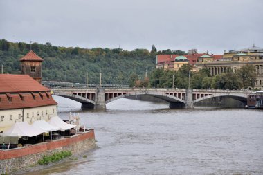16 Eylül 2024 tarihinde Çek Cumhuriyeti 'nin Prag kentinde, Orta ve Doğu Avrupa' da şiddetli yağmur ve sellere yol açan Boris fırtınası sonrasında Vltava Nehri 'ndeki yüksek su seviyeleri