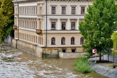 16 Eylül 2024 tarihinde Çek Cumhuriyeti 'nin Prag kentinde, Orta ve Doğu Avrupa' da şiddetli yağmur ve sellere yol açan Boris fırtınası sonrasında Vltava Nehri 'ndeki yüksek su seviyeleri