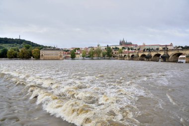 16 Eylül 2024 tarihinde Çek Cumhuriyeti 'nin Prag kentinde, Orta ve Doğu Avrupa' da şiddetli yağmur ve sellere yol açan Boris fırtınası sonrasında Vltava Nehri 'ndeki yüksek su seviyeleri