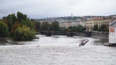 16 Eylül 2024 tarihinde Çek Cumhuriyeti 'nin Prag kentinde, Orta ve Doğu Avrupa' da şiddetli yağmur ve sellere yol açan Boris fırtınası sonrasında Vltava Nehri 'ndeki yüksek su seviyeleri