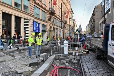 Çek Cumhuriyeti 'nin başkenti Prag' daki Wenceslas Meydanı etrafındaki caddelerde 17 Eylül 2024 'te tramvay yeniden inşa çalışmaları sürüyor.
