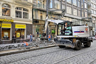 Çek Cumhuriyeti 'nin başkenti Prag' daki Wenceslas Meydanı etrafındaki caddelerde 17 Eylül 2024 'te tramvay yeniden inşa çalışmaları sürüyor.