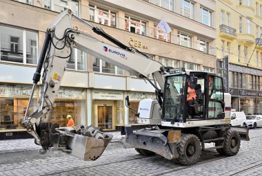 Çek Cumhuriyeti 'nin başkenti Prag' daki Wenceslas Meydanı etrafındaki caddelerde 17 Eylül 2024 'te tramvay yeniden inşa çalışmaları sürüyor.