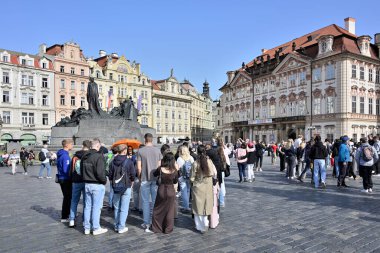 9 Temmuz 2024 'te Çek Cumhuriyeti' nin başkenti Prag 'ın eski kent merkezindeki tarihi meydanı Staromestske namesti' yi ziyaret eden turistler