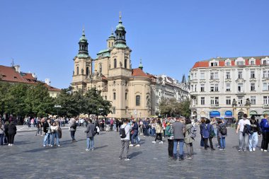 9 Temmuz 2024 'te Çek Cumhuriyeti' nin başkenti Prag 'ın eski kent merkezindeki tarihi meydanı Staromestske namesti' yi ziyaret eden turistler