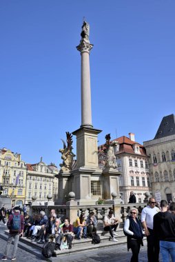 9 Temmuz 2024 'te Çek Cumhuriyeti' nin başkenti Prag 'ın eski kent merkezindeki tarihi meydanı Staromestske namesti' yi ziyaret eden turistler