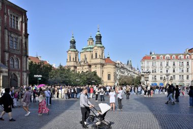 9 Temmuz 2024 'te Çek Cumhuriyeti' nin başkenti Prag 'ın eski kent merkezindeki tarihi meydanı Staromestske namesti' yi ziyaret eden turistler