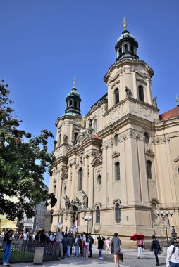 9 Temmuz 2024 'te Çek Cumhuriyeti' nin başkenti Prag 'ın eski kent merkezindeki tarihi meydanı Staromestske namesti' yi ziyaret eden turistler