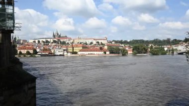 Prag kalesi, Vltava nehri ve Çek Cumhuriyeti 'nin başkenti Prag' ın Mala strana ilçesinin zaman aşımına uğramış görüntüsü