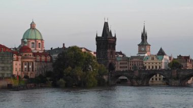 Vltava Nehri üzerindeki Iconic Charles Köprüsü ve Prag Eski kasaba şehir manzarası gün batımında, Çek Cumhuriyeti Prag 'da