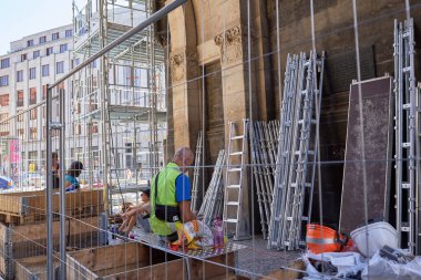 30 Temmuz 2024 'te Çek Cumhuriyeti' nin Prag kentindeki Powder Gate gotik kulesinde (Prasna brana) yenileme çalışmaları başladı.