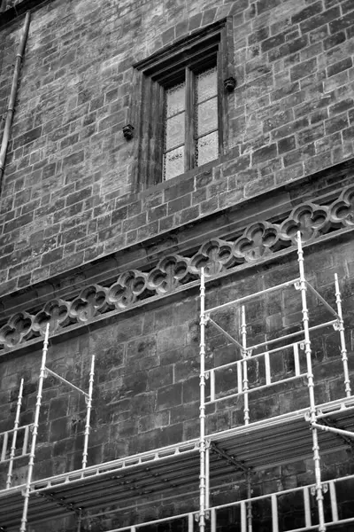 stock image Renovation works on Powder Gate gothic tower (Prasna brana), historical landmark in Prague, capital of Czech Republic