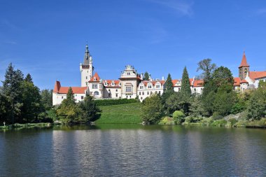 Pruhonice Park ve Şato kompleksi, Ulusal Kültür Anıtı ve Çek Cumhuriyeti 'nin Prag kentindeki en güzel parklardan biri olan UNESCO Dünya Mirası sahası 22 Eylül 2024' te kuruldu.