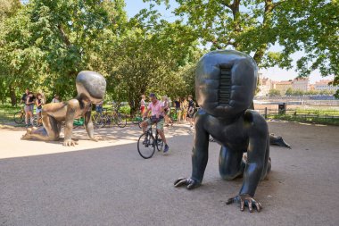 Kampa Park Müzesi 'nde Bebekler' i ziyaret eden turistler, 30 Temmuz 2024 'te Çek ressam David Cerny' nin mutant yüzlü emekleyen bebeklerin bronz heykellerini Prag, Çek Cumhuriyeti 'nde sergilediler.