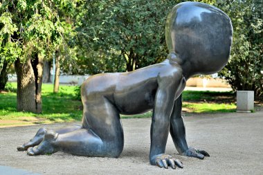 Kampa Park Müzesindeki Bebekler, Çekoslovakya 'nın Prag kentinde 19 Eylül 2024' te tartışmalı Çek sanatçı David Cerny 'nin mutant yüzlü emekleyen bebeklerin bronz heykelleri.