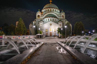 30 Eylül 2024 'te Sırbistan' ın başkenti Belgrad 'daki en büyük Ortodoks Hıristiyan kiliselerinden biri olan Saint Sava Kilisesi' nin gece manzarası