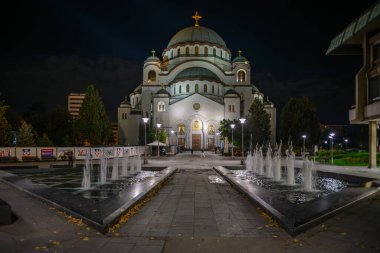 30 Eylül 2024 'te Sırbistan' ın başkenti Belgrad 'daki en büyük Ortodoks Hıristiyan kiliselerinden biri olan Saint Sava Kilisesi' nin gece manzarası