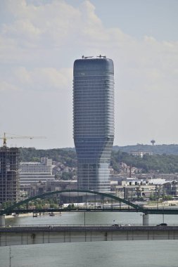 Belgrad 'da Belgrad kulesi (Kula Beograd) 8 Haziran 2024 tarihinde Sırbistan' ın başkenti Belgrad 'daki Sava nehri üzerindeki Waterfront modern konut ve ticari kompleksi