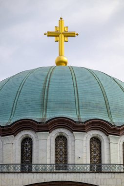 Belgrad 'ın başkenti ve Sırbistan' ın başkenti Belgrad 'daki en büyük Ortodoks Hıristiyan kiliselerinden biri olan dev altın haçlı Aziz Sava kilisesinin kubbesi.