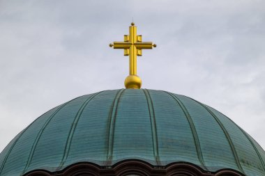 Belgrad 'ın başkenti ve Sırbistan' ın başkenti Belgrad 'daki en büyük Ortodoks Hıristiyan kiliselerinden biri olan dev altın haçlı Aziz Sava kilisesinin kubbesi.