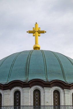 Belgrad 'ın başkenti ve Sırbistan' ın başkenti Belgrad 'daki en büyük Ortodoks Hıristiyan kiliselerinden biri olan dev altın haçlı Aziz Sava kilisesinin kubbesi.