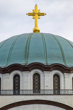 Belgrad 'ın başkenti ve Sırbistan' ın başkenti Belgrad 'daki en büyük Ortodoks Hıristiyan kiliselerinden biri olan dev altın haçlı Aziz Sava kilisesinin kubbesi.