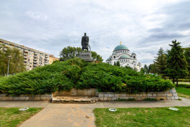Sırbistan Ayaklanması (1804-1813) lideri Karacorce ve arka planda 3 Ekim 2024 'te Sırbistan' ın Belgrad kentinde bulunan Aziz Sava kilisesine adanmış anıt