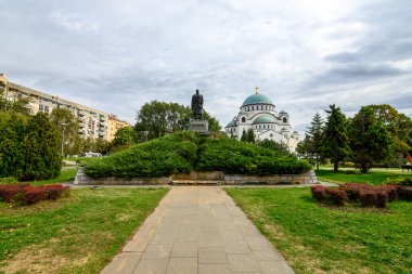 Sırbistan Ayaklanması (1804-1813) lideri Karacorce ve arka planda 3 Ekim 2024 'te Sırbistan' ın Belgrad kentinde bulunan Aziz Sava kilisesine adanmış anıt