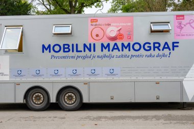 Sırbistan 'ın başkenti Belgrad' da 5 Ekim 2024 'te düzenlenen ücretsiz mammografi taramaları için mobil mammografi otobüsü, meme kanserine karşı farkındalığı artırdı.