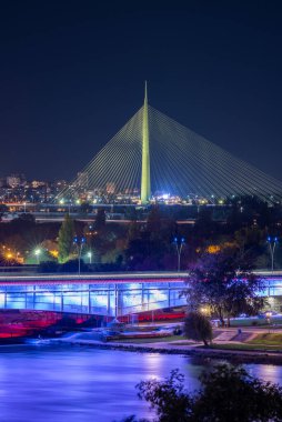 Ada Köprüsü ve Sırbistan 'ın Sava nehri üzerindeki kablolu köprü 8 Ekim 2024' te görülüyor