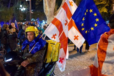 20 Ekim 2024 'te Gürcistan' ın başkenti Tiflis 'teki Liberty Square' de Avrupa Birliği entegrasyonu ve üyeliğini destekleyen gösteriler için yürüyüş