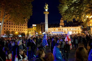 20 Ekim 2024 'te Gürcistan' ın başkenti Tiflis 'teki Liberty Square' de Avrupa Birliği entegrasyonu ve üyeliğini destekleyen gösteriler için yürüyüş