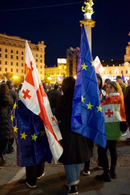 20 Ekim 2024 'te Gürcistan' ın başkenti Tiflis 'teki Liberty Square' de Avrupa Birliği entegrasyonu ve üyeliğini destekleyen gösteriler için yürüyüş
